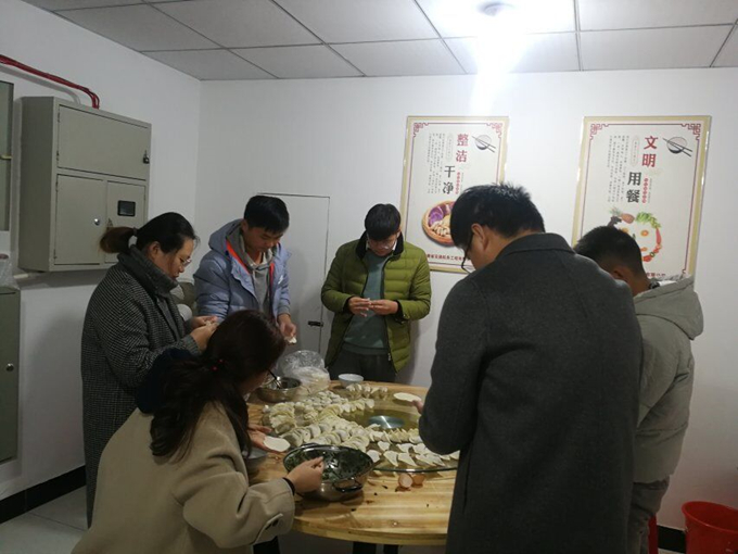 冬至陽生春又來，溫暖感恩促情誼——廣德路項(xiàng)目部舉辦包餃子活動